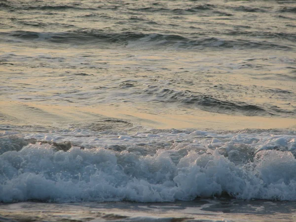 Coucher de soleil sur la plage est un ciel couchant avec une vague roulant — Photo