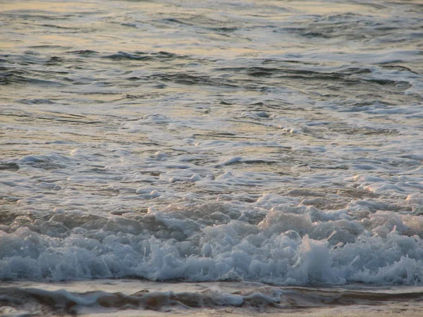 İnişli çıkışlı bir dalga ile günbatımı bir gökyüzü Beach günbatımı mı