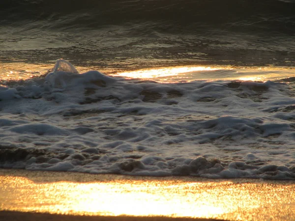 Sonnenuntergang am Strand ist ein Sonnenuntergang Himmel mit einer Welle rollen — Stockfoto