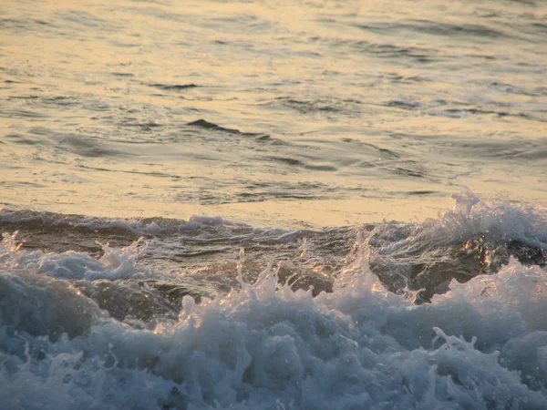 İnişli çıkışlı bir dalga ile günbatımı bir gökyüzü Beach günbatımı mı