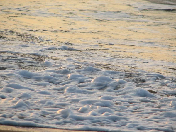 Coucher de soleil sur la plage est un ciel couchant avec une vague roulant — Photo