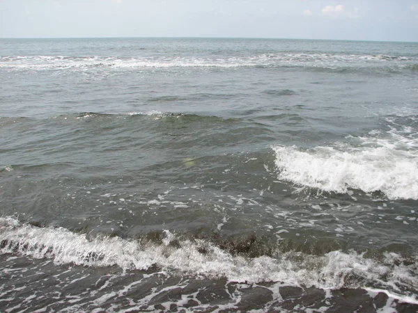 Большая волна на пляже Черного моря — стоковое фото
