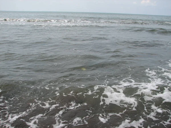 Siyah kum plajı güzel büyük dalga