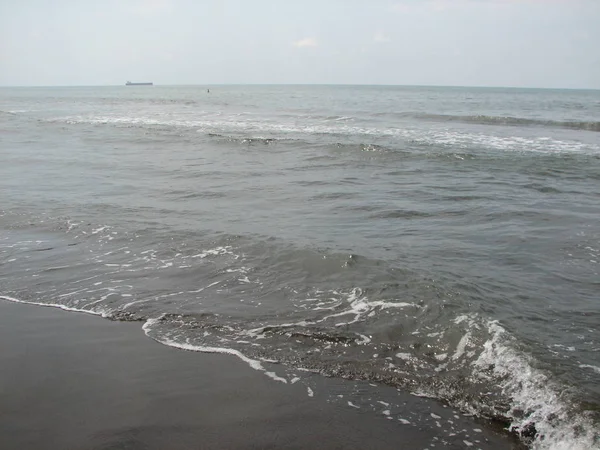 在黑沙海滩美丽大波 — 图库照片
