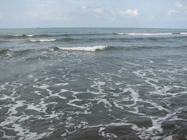 Siyah kum plajı güzel büyük dalga