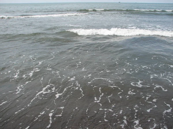 Siyah kum plajı güzel büyük dalga