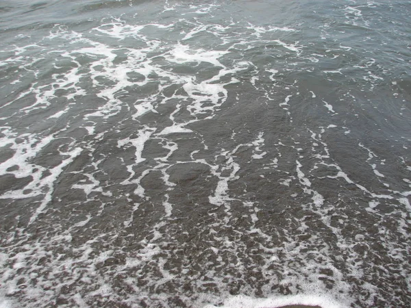 Siyah kum plajı güzel büyük dalga