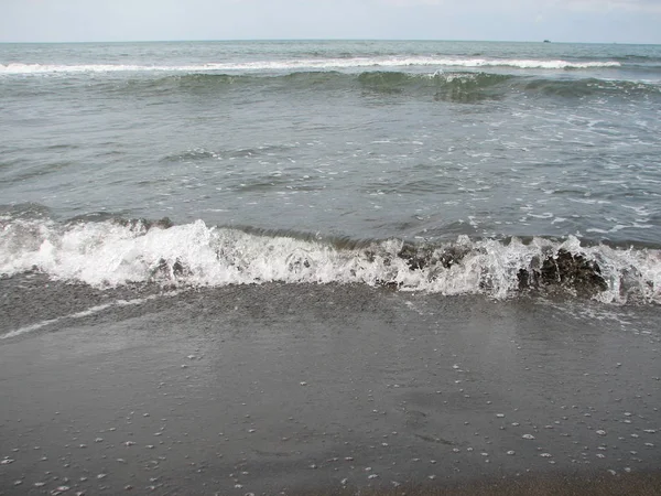 Siyah kum plajı güzel büyük dalga