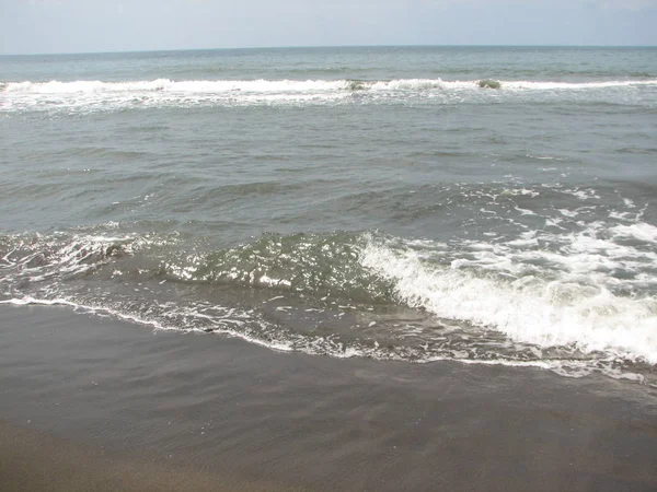 Siyah kum plajı güzel büyük dalga