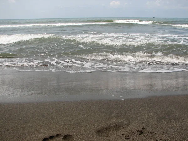 Siyah kum plajı güzel büyük dalga