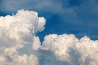 Mavi gökyüzüne karşı beyaz bulutlar