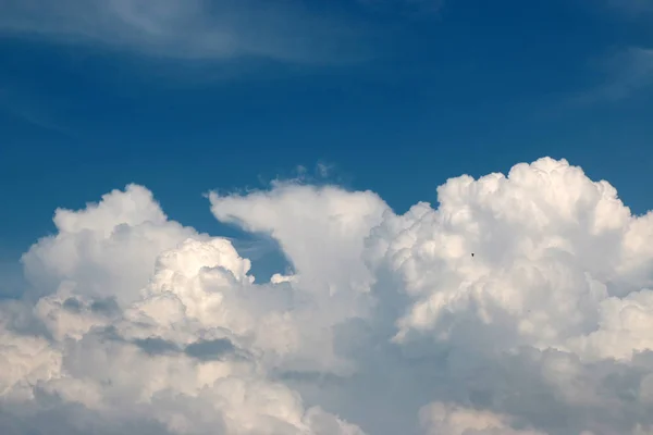 푸른 하늘을 배경으로 한 하얀 구름 — 스톡 사진