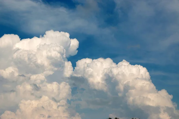 Λευκά σύννεφα ενάντια στον γαλάζιο ουρανό — Φωτογραφία Αρχείου