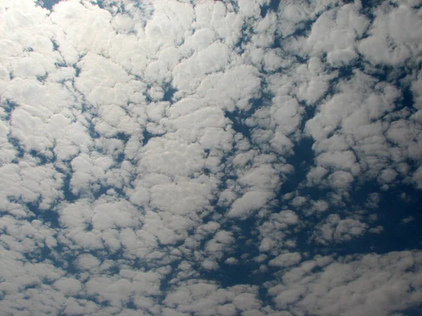 Nubes blancas contra el cielo azul — Foto de Stock