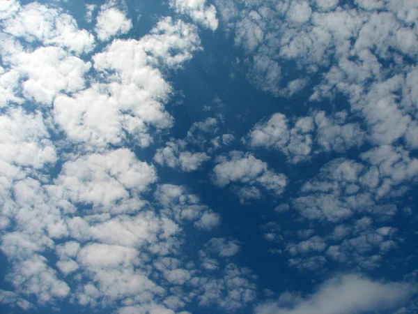 푸른 하늘을 배경으로 한 하얀 구름 — 스톡 사진