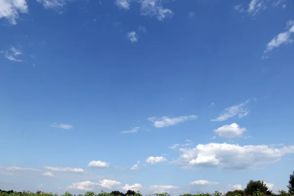 Nuvens brancas contra o céu azul — Fotografia de Stock
