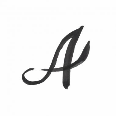 siyah mürekkeple yazılmış A harfi.