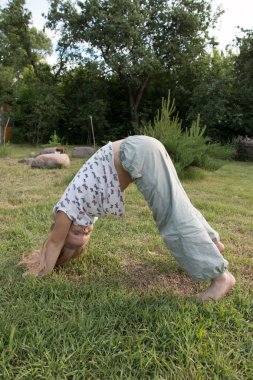 güzel kız parkta yoga yaparken
