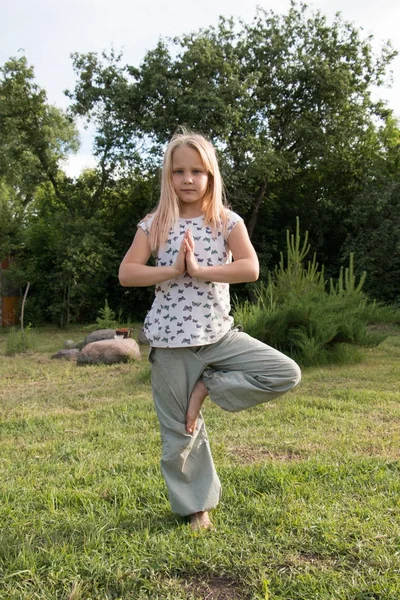 güzel kız parkta yoga yaparken