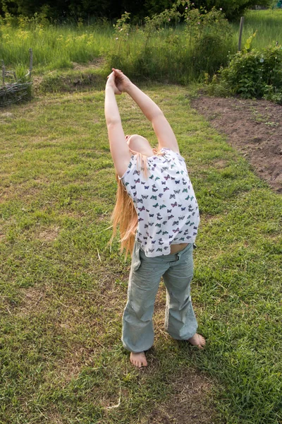 güzel kız parkta yoga yaparken