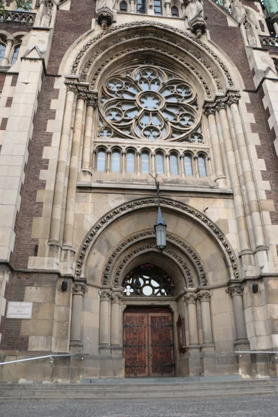 O templo dos santos Olga e Elizabeth, a fachada, neogótico — Fotografia de Stock