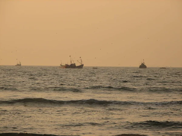 Barche da pesca fiancheggiate dalla riva. Cherating, Malesia . — Foto Stock