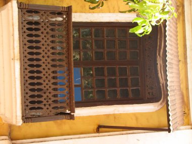 terra-cotta kiremitli çatının eski pencere. Bir mimari detaylar: Goa, India.