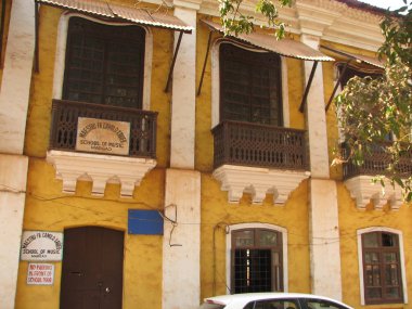 terra-cotta kiremitli çatının eski pencere. Bir mimari detaylar: Goa, India.