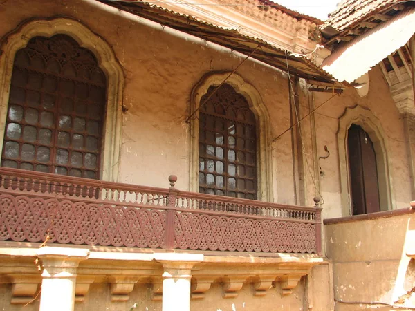 Vieille fenêtre avec toit en terre cuite. Un détail architectural de Goa, Inde . — Photo