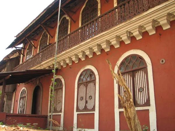 Janela velha com telhado telha terra-cotta. Detalhes arquitetônicos de Goa, Índia . — Fotografia de Stock