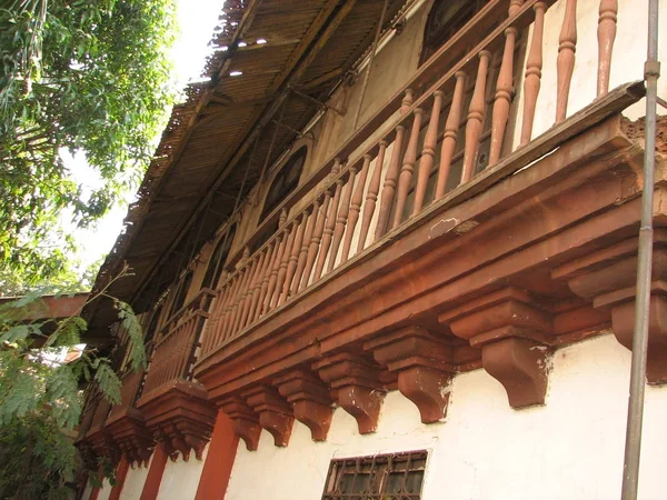 Staré okno s terra-cotta taškovou střechou. Architektonické detaily z Goa, Indie. — Stock fotografie