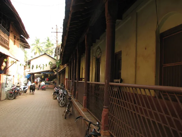 ゴカルマ インド。古いインドの都市の通り — ストック写真