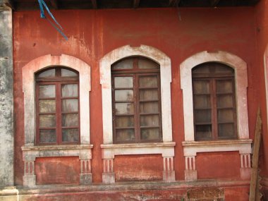 terra-cotta kiremitli çatının eski pencere. Bir mimari detaylar: Goa, India.