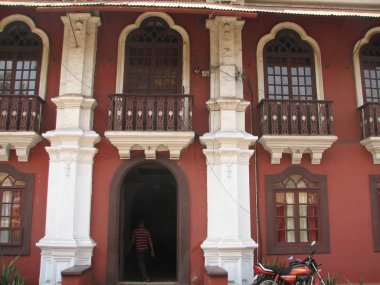 terra-cotta kiremitli çatının eski pencere. Bir mimari detaylar: Goa, India.