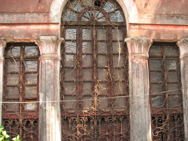 Janela velha com telhado telha terra-cotta. Detalhes arquitetônicos de Goa, Índia . — Fotografia de Stock