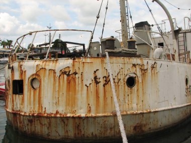 Eski kırık gemi agrounded yakın