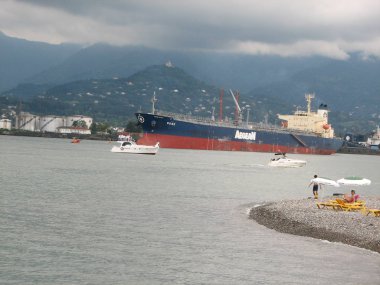 Gemi uzak denizlere, sisli nakliyeye kıyıdan uzağa.