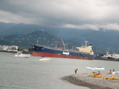 Gemi uzak denizlere, sisli nakliyeye kıyıdan uzağa.