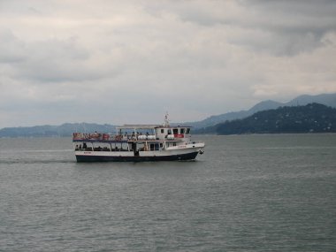 Gemi uzak denizlere, sisli nakliyeye kıyıdan uzağa.