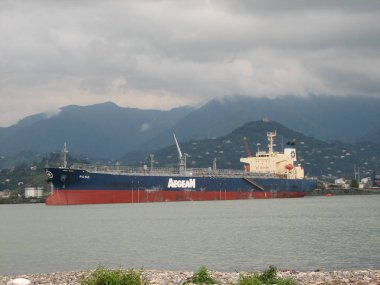 Gemi uzak denizlere, sisli nakliyeye kıyıdan uzağa.