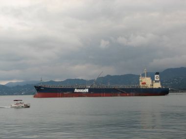 Gemi uzak denizlere, sisli nakliyeye kıyıdan uzağa.