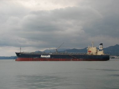 Gemi uzak denizlere, sisli nakliyeye kıyıdan uzağa.