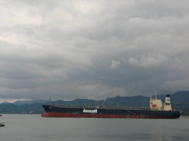 Gemi uzak denizlere, sisli nakliyeye kıyıdan uzağa.