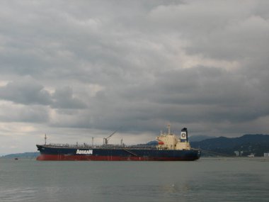 Gemi uzak denizlere, sisli nakliyeye kıyıdan uzağa.