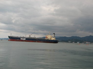 Gemi uzak denizlere, sisli nakliyeye kıyıdan uzağa.