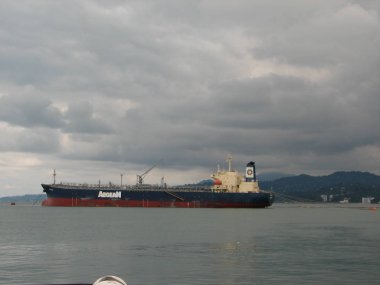 Gemi uzak denizlere, sisli nakliyeye kıyıdan uzağa.