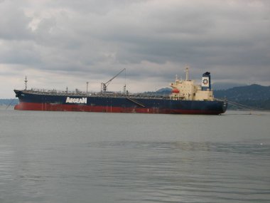 Gemi uzak denizlere, sisli nakliyeye kıyıdan uzağa.