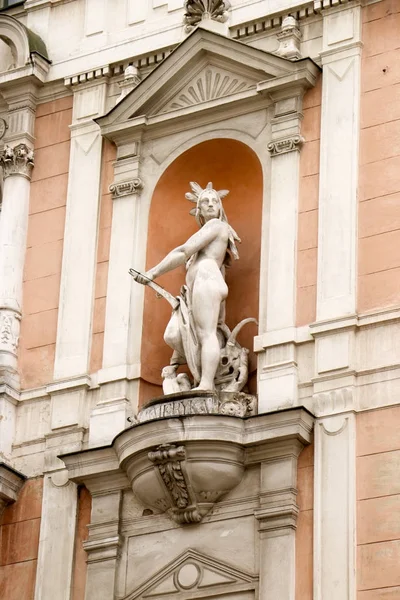 Elementi architettonici della vecchia città europea, rilievo, porta, porta — Foto Stock