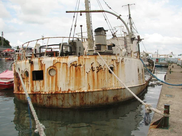 Eski kırık gemi agrounded yakın