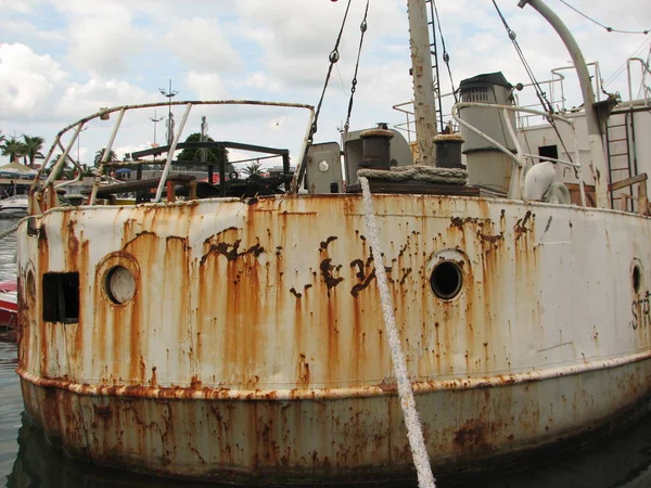 Eski kırık gemi agrounded yakın